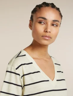 150 Tech Lite Relaxed T-Shirt mit V-Ausschnitt